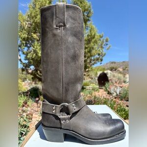 NWT FRYE🇺🇸 15R Tall Harness Boots In Charcoal